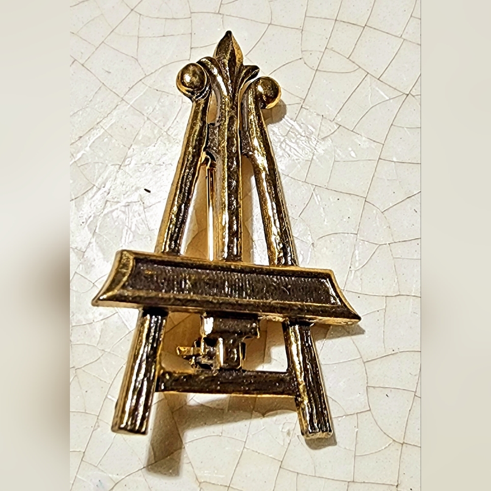 Vintage art Deco fleur-de-lis antique gold tone easel brooch